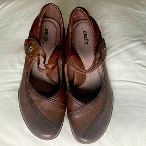 Earth brown leather shoes. Women’s size 8